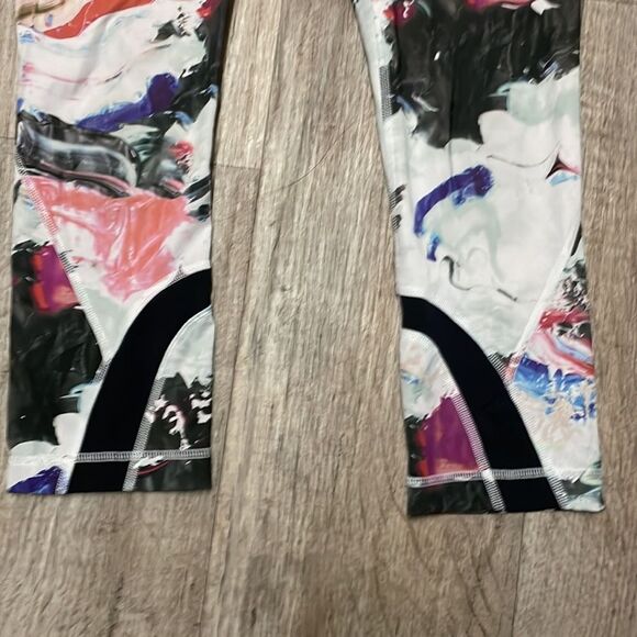 Lululemon Run Crop Legging size 4 Inspire Multi Pigment Wave - Picture 2 of 6